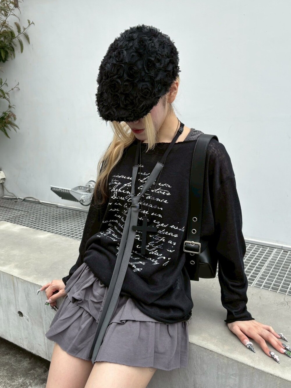 ブラック系のTシャツ/カットソー、ブラック系のハンチング/ベレー帽、グレー系のレッグウォーマーを着用したレディースの春コーディネートの4枚目の写真