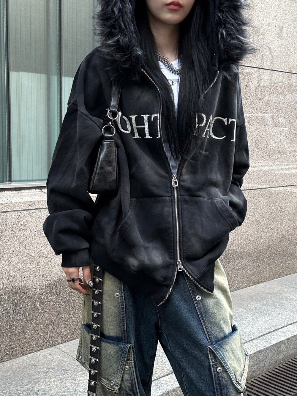 ブルー系のデニムパンツ、ブラック系のパーカー、ブラック系のショルダーバッグを着用したレディースの秋コーディネートの4枚目の写真