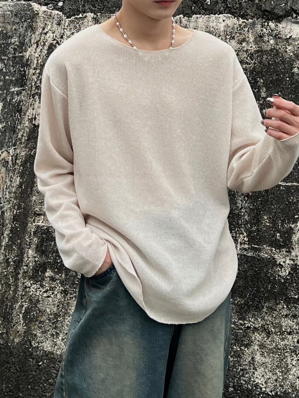 ホワイト系のニット/セーターを着用したメンズの夏コーディネートの3枚目の写真