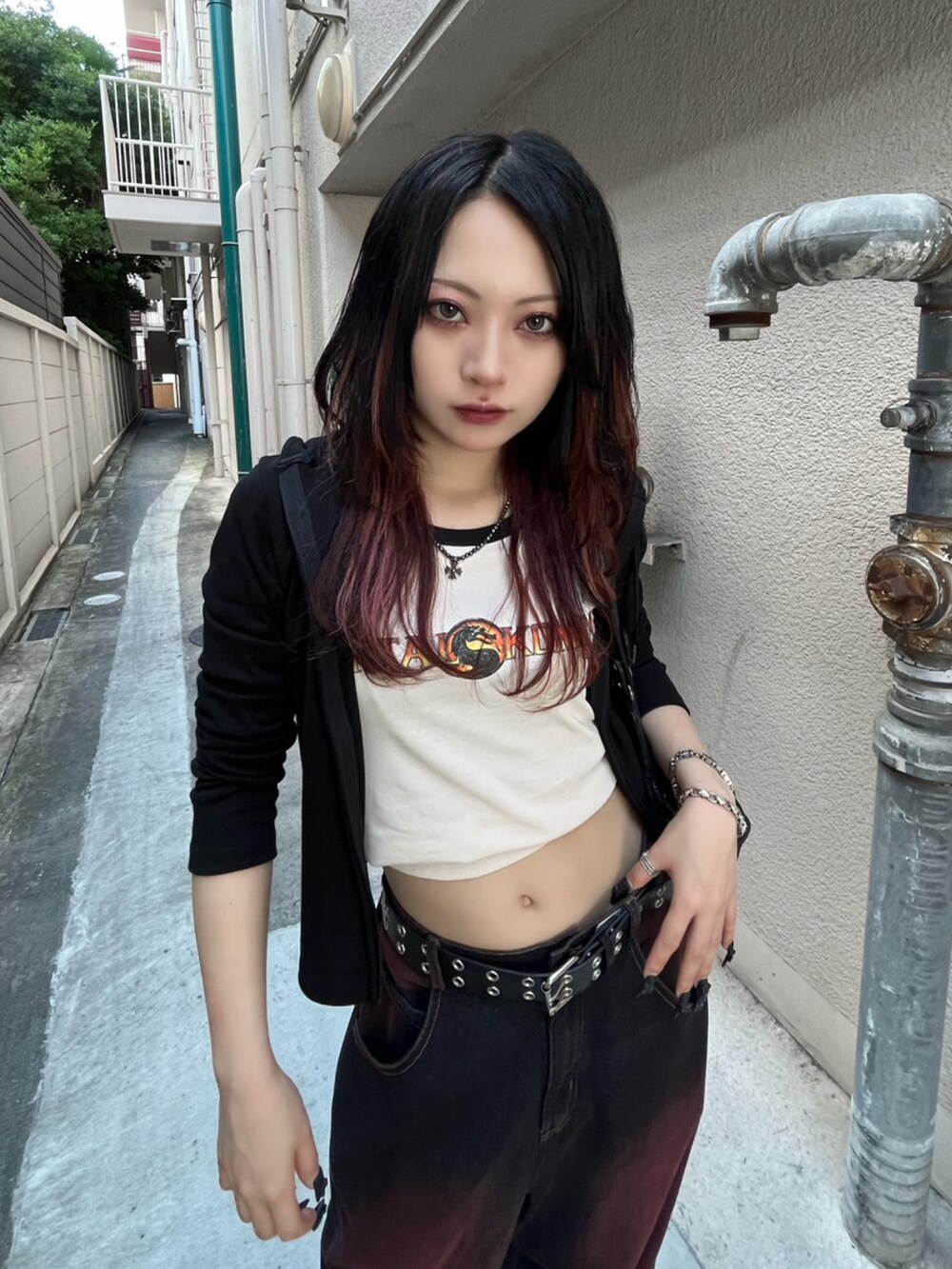 ホワイト系のTシャツ/カットソー、ブラック系のパーカーを着用したレディースの秋コーディネートの3枚目の写真