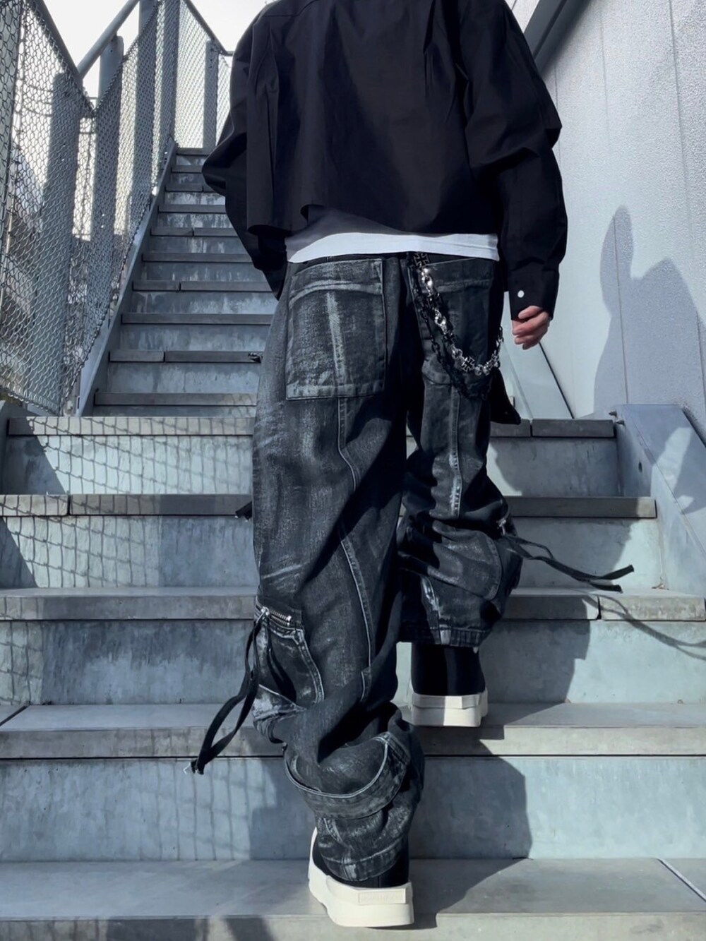 ブラック系のシャツ/ブラウス、ブラック系のデニムパンツ、ブラック系のニットキャップ/ビーニーを着用したメンズの春コーディネートの4枚目の写真