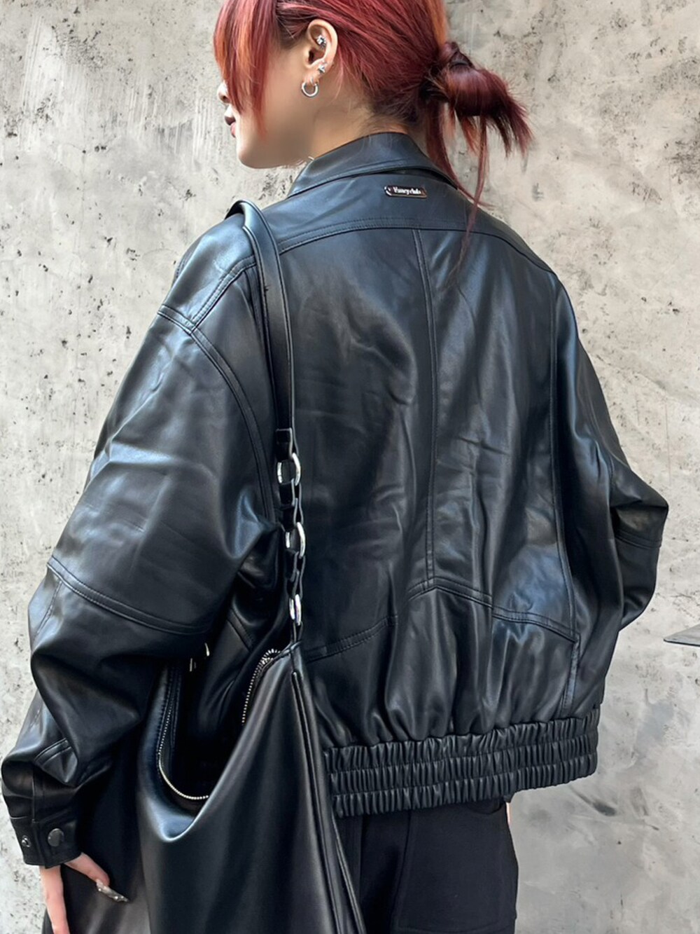 ブラック系のその他アウター、ブラック系のカーゴパンツ、ブラック系のカーディガン/ボレロを着用したレディースの秋コーディネートの4枚目の写真
