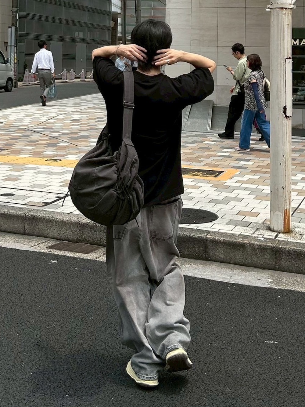 「プリントT、ロゴT、バルーンパンツ、デニムパンツ、デニム、モノトーンコーデ、韓国ファッション、ストリート、シンプルコーデ、カジュアル、大人カジュアル、秋コーデ、夏コーデ、メンズファッション、今日のコーデ」｜「Chikashitsu +の【Chikashitsu＋】whisper tree t-shirt / 【チカシツプラス】ウィスパーツリープリント半袖Tシャツ（Tシャツ/カットソー、ブラック系）」を使った、Never mind the XU / Chikashitsu+さん（骨格ウェーブ・メンズ・182cm）の夏コーディネートの2枚目の写真