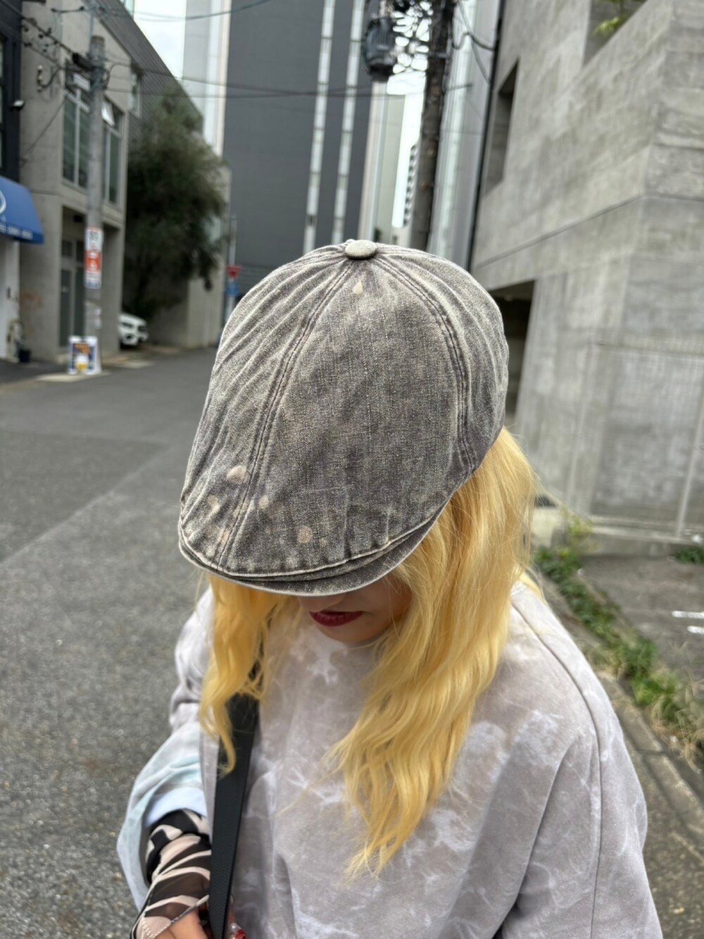 その他のカーゴパンツ、ブラック系のブーツ、グレー系のハンチング/ベレー帽を着用したレディースの秋コーディネートの5枚目の写真