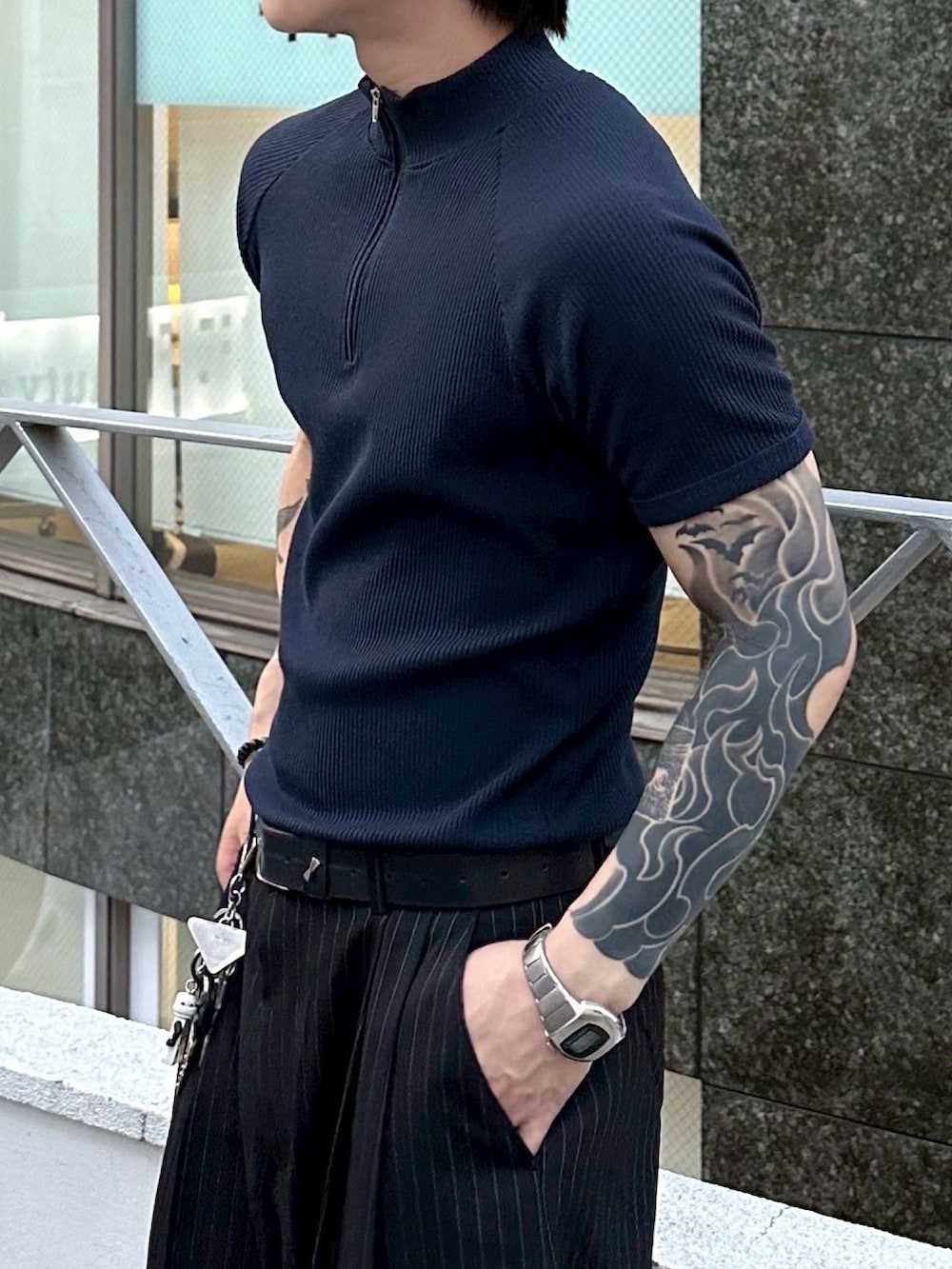 ブルー系のTシャツ/カットソーを着用したメンズの秋コーディネートの3枚目の写真