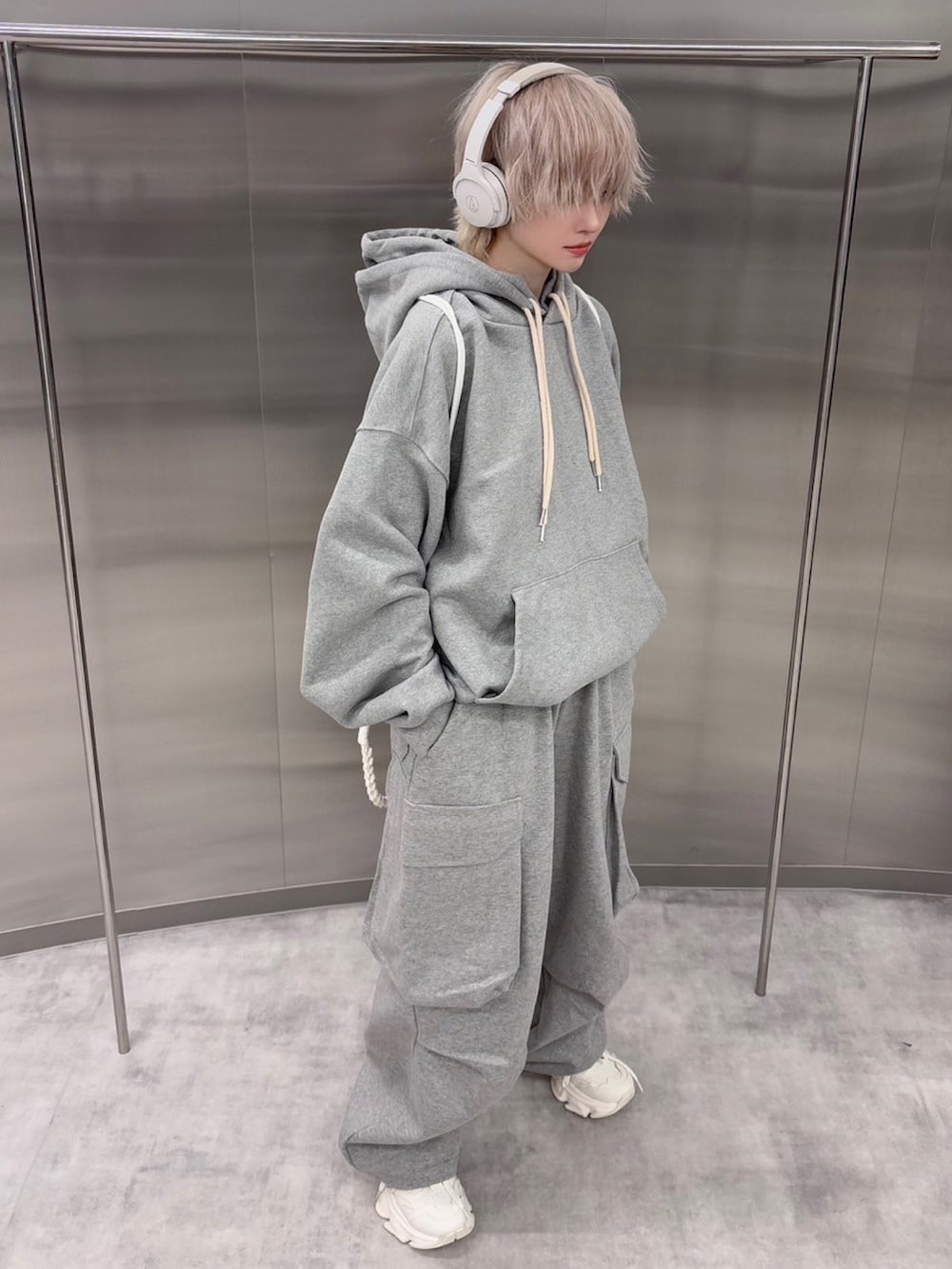 グレー系のバックパック/リュックを着用したレディースの冬コーディネートの4枚目の写真