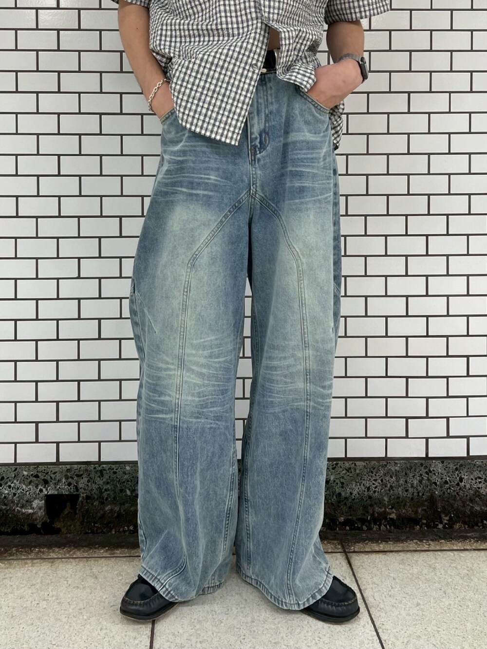 ブラック系のタンクトップを着用したメンズの秋コーディネートの5枚目の写真