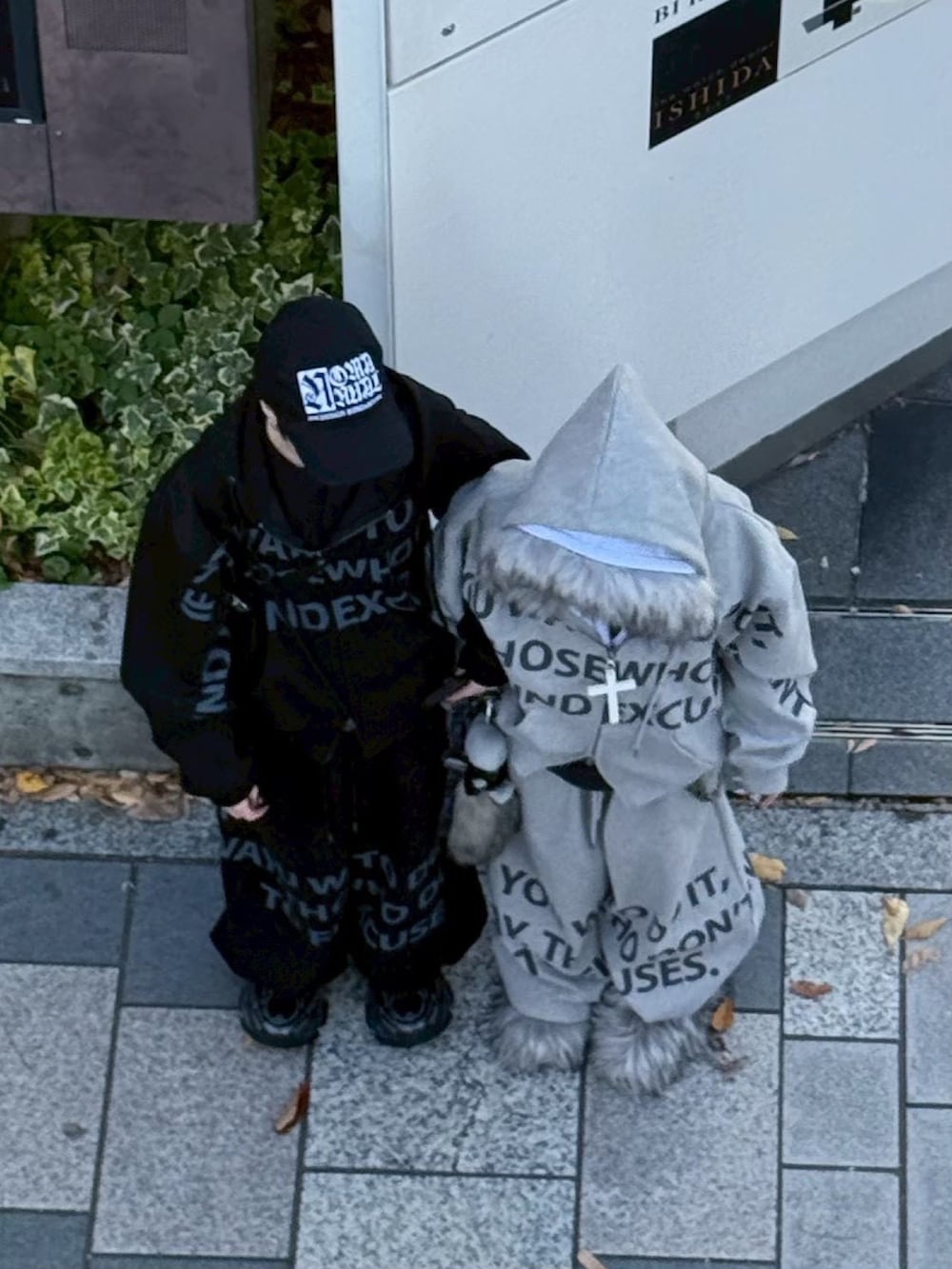 ブラック系のパーカー、グレー系のスウェットパンツ、ブラック系のスウェットパンツを着用したレディースの春コーディネートの2枚目の写真