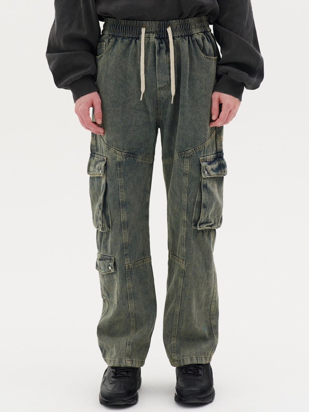 ブルー系のデニムパンツ、ブラック系のスニーカー、ブラック系のショルダーバッグを着用したメンズの秋コーディネートの2枚目の写真