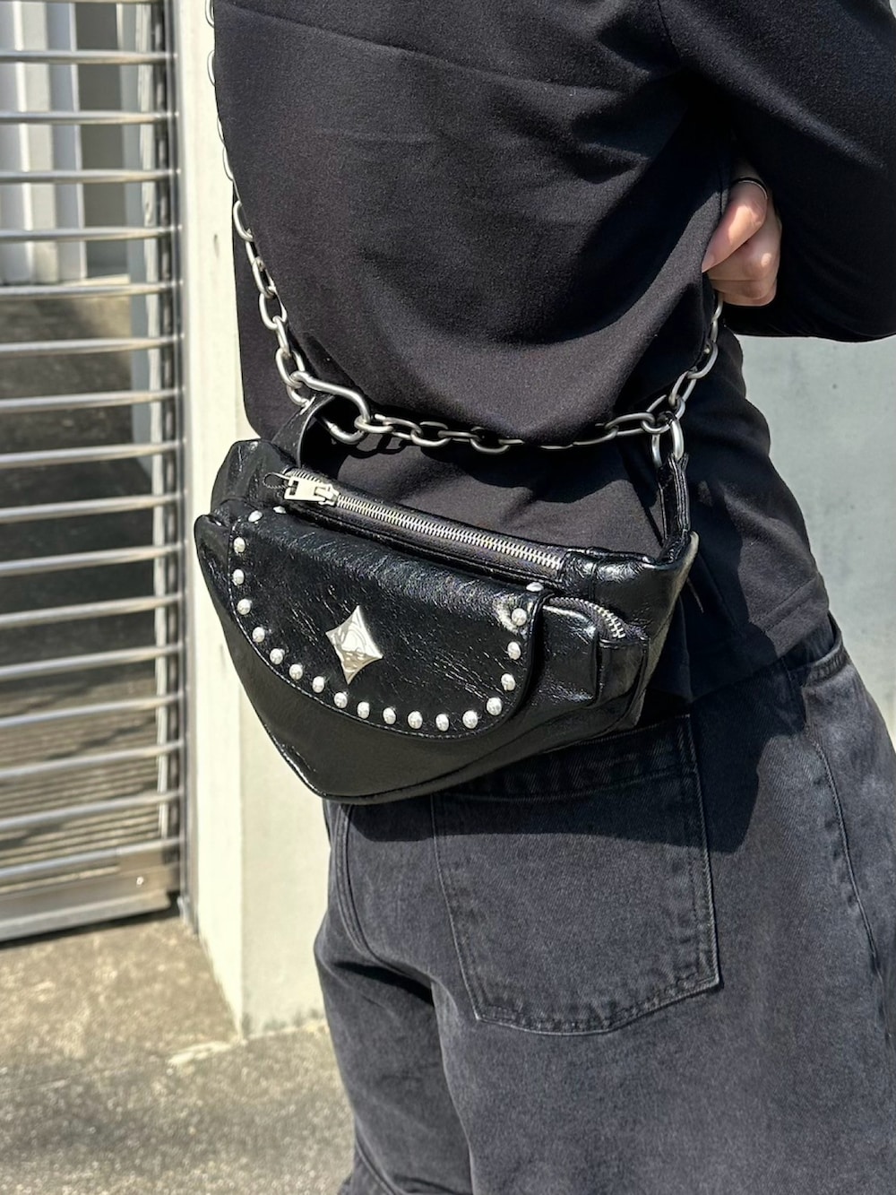 「ショルダーバッグ、ミニバッグ、スニーカー、スニーカーコーデ、デニム、デニムパンツ、ワントーンコーデ、ワントーン、春コーデ、春、韓国ファッション、カジュアルコーデ、シンプルコーデ、低身長、ストリート」｜「DIG YOUR OWN GRAVEのストリートブランド DIG YOUR OWN GRAVE ディグ ユア オウン グレイブ CHAIN SHOULDER BAG チェーンショルダーバッグ コーティングバッグ  肩掛けバッグ 鞄 カバン 黒バッグ ミニバッグ  スタッズ グランジ ストリートファッション（ショルダーバッグ、ブラック系）」を使った、Never mind the XU / Chikashitsu+さん（骨格ナチュラル・メンズ・168cm）の春コーディネートの2枚目の写真