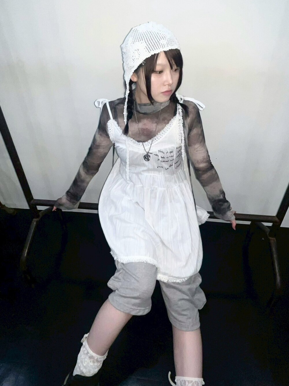 ブラック系のTシャツ/カットソー、ホワイト系のワンピース、ホワイト系のニットキャップ/ビーニーを着用したレディースの夏コーディネートの2枚目の写真