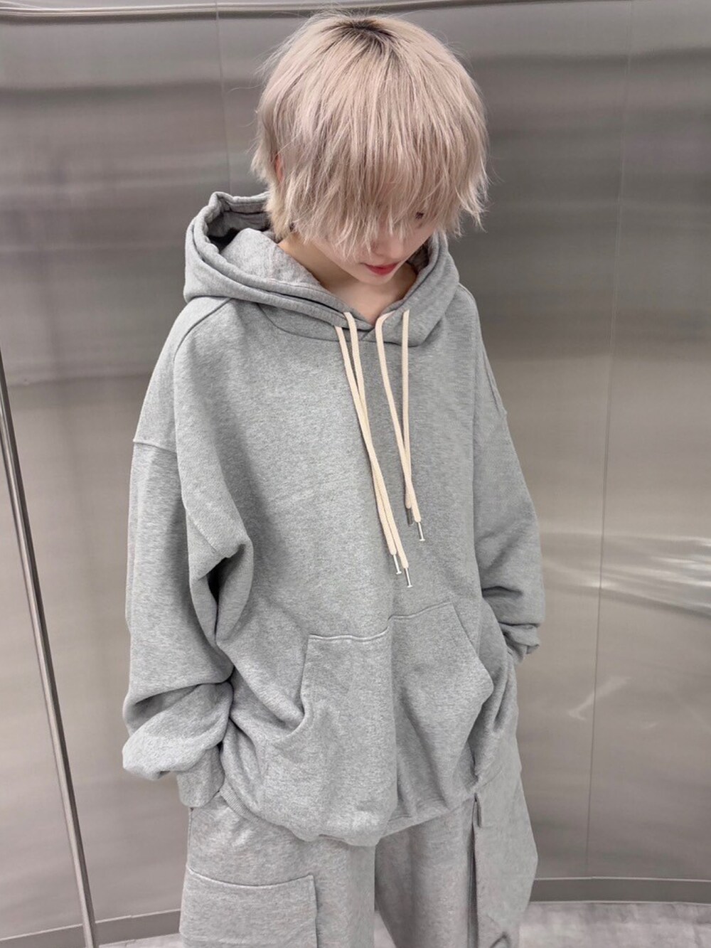 グレー系のバックパック/リュックを着用したレディースの冬コーディネートの5枚目の写真