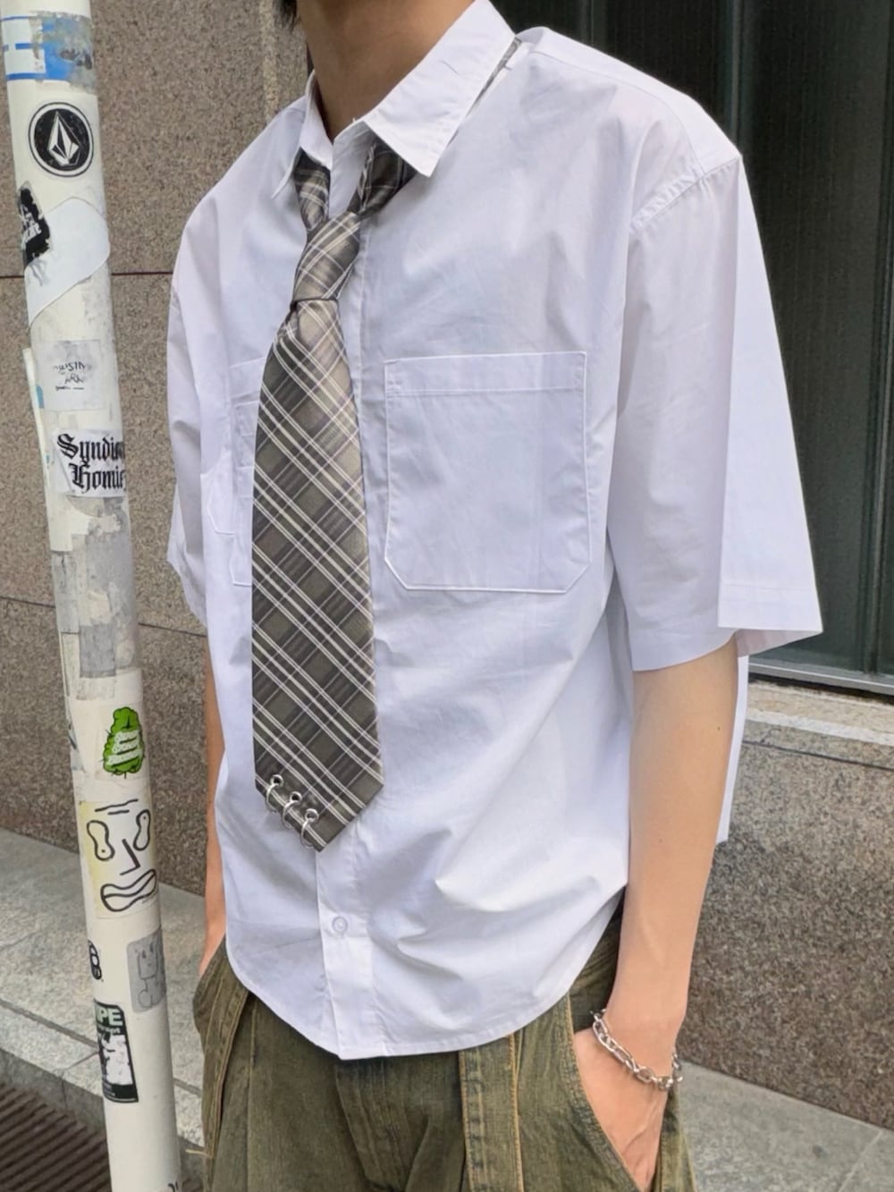 グレー系のネクタイ、ブルー系のキャップを着用したメンズの夏コーディネートの4枚目の写真