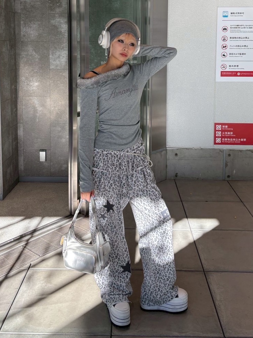 グレー系のスウェットパンツ、グレー系のTシャツ/カットソー、グレー系のニットキャップ/ビーニーを着用したレディースの秋コーディネートの2枚目の写真