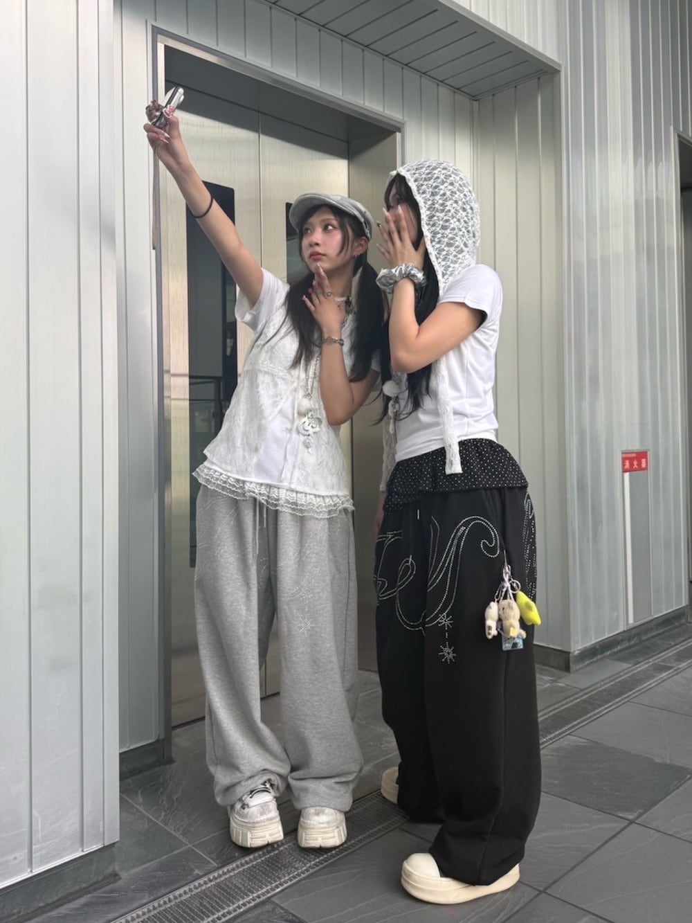 ホワイト系のTシャツ/カットソー、ブラック系のTシャツ/カットソー、ホワイト系のTシャツ/カットソーを着用したレディースの秋コーディネートの2枚目の写真