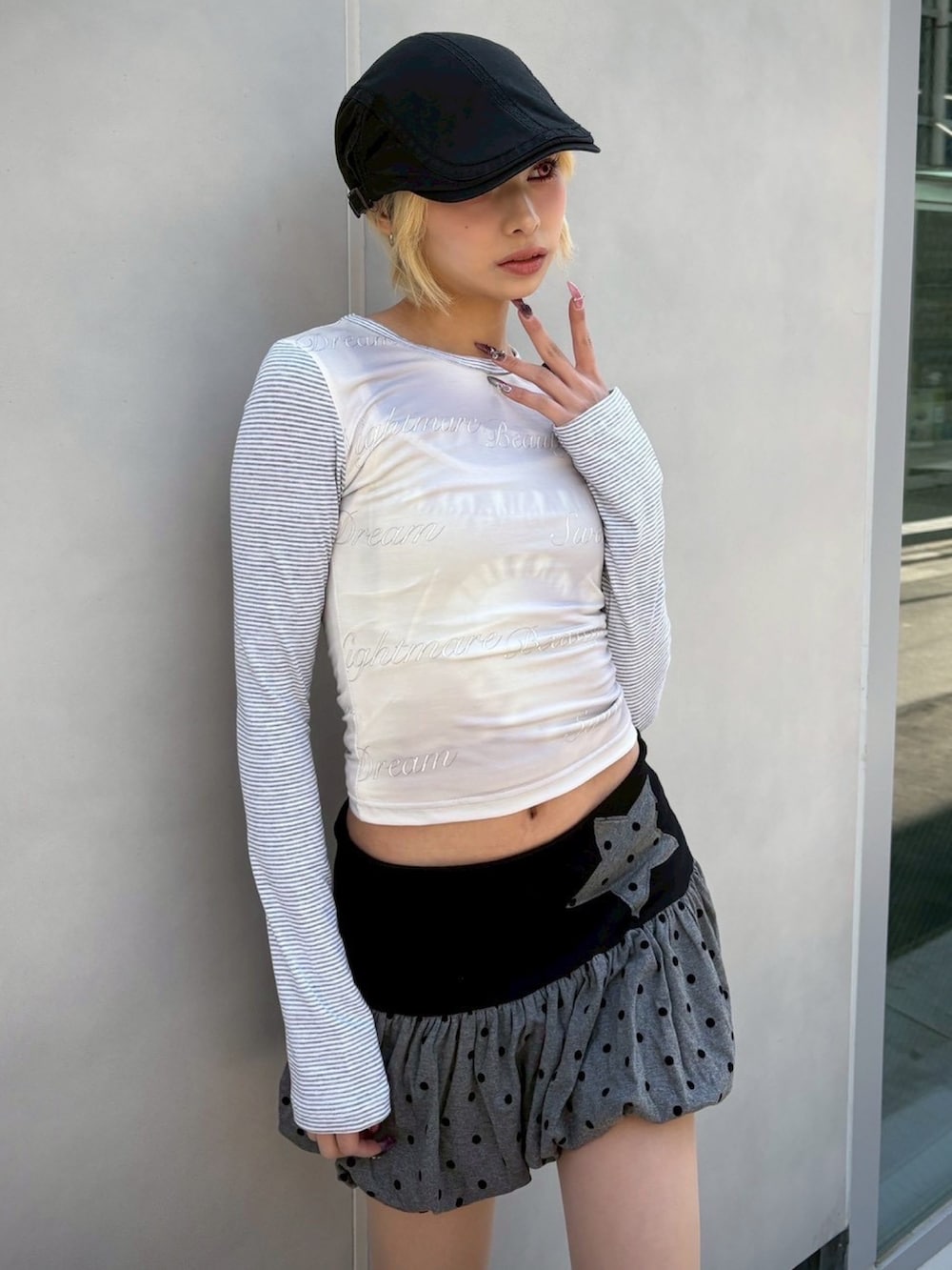 グレー系のスカート、グレー系のTシャツ/カットソーを着用したレディースの春コーディネートの2枚目の写真