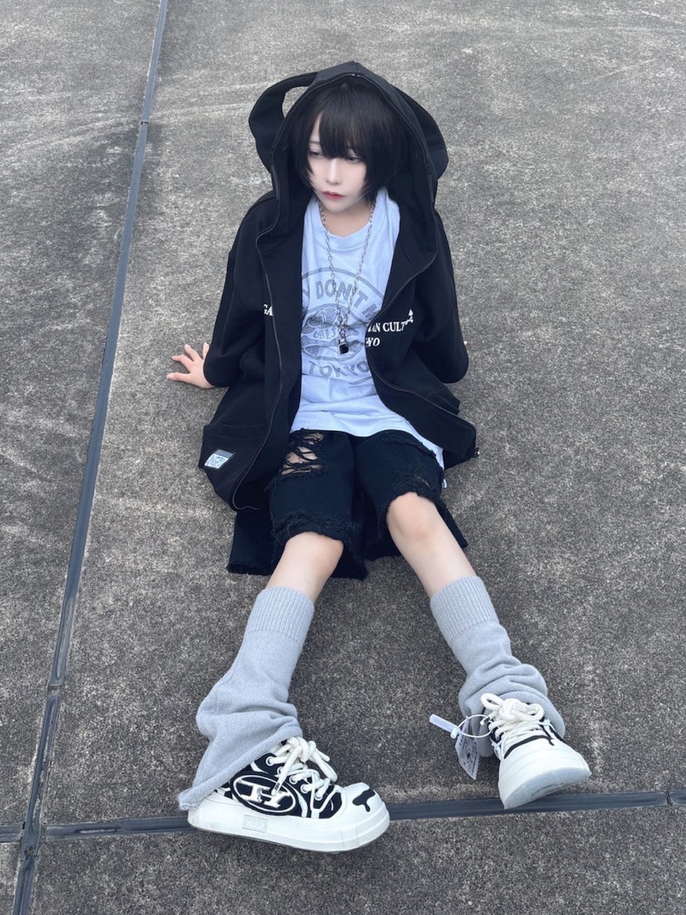 ブラック系のスニーカーを着用したレディースの夏コーディネートの3枚目の写真