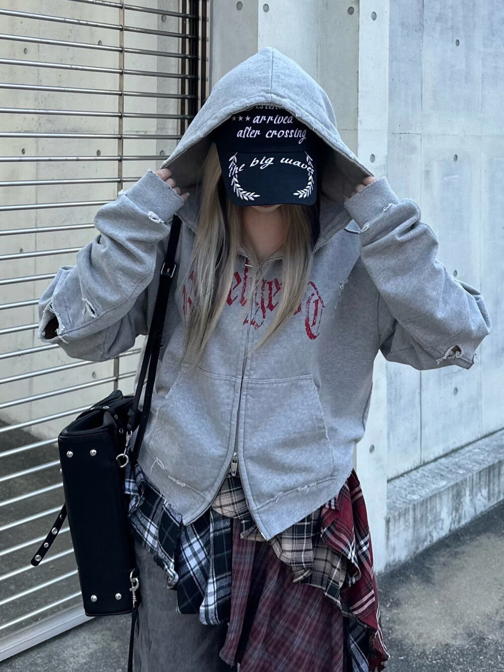 その他のスカート、ブルー系のキャップを着用したレディースの夏コーディネートの3枚目の写真