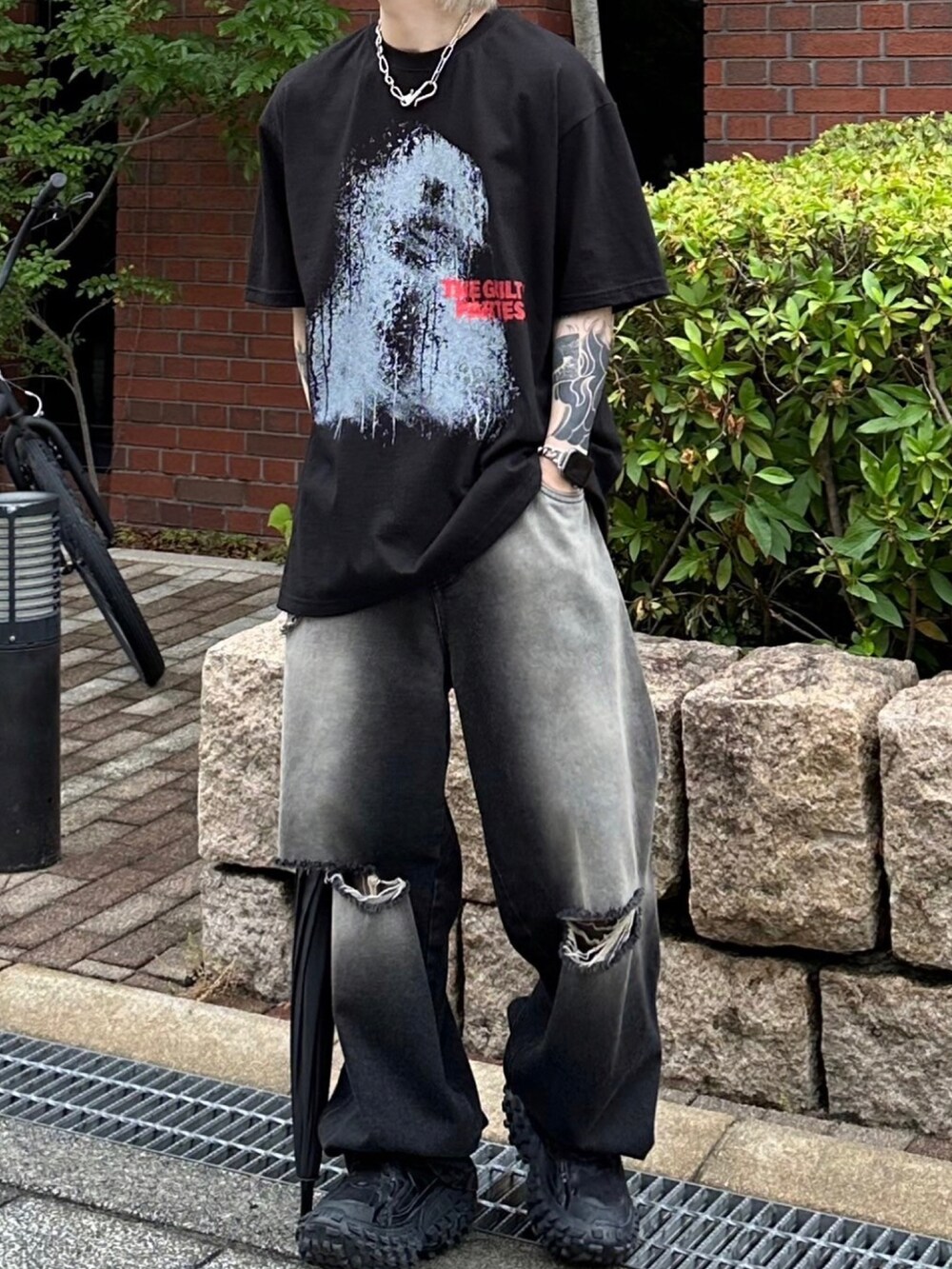 ブラック系のデニムパンツ、ブラック系のTシャツ/カットソーを着用したメンズの夏コーディネートの5枚目の写真