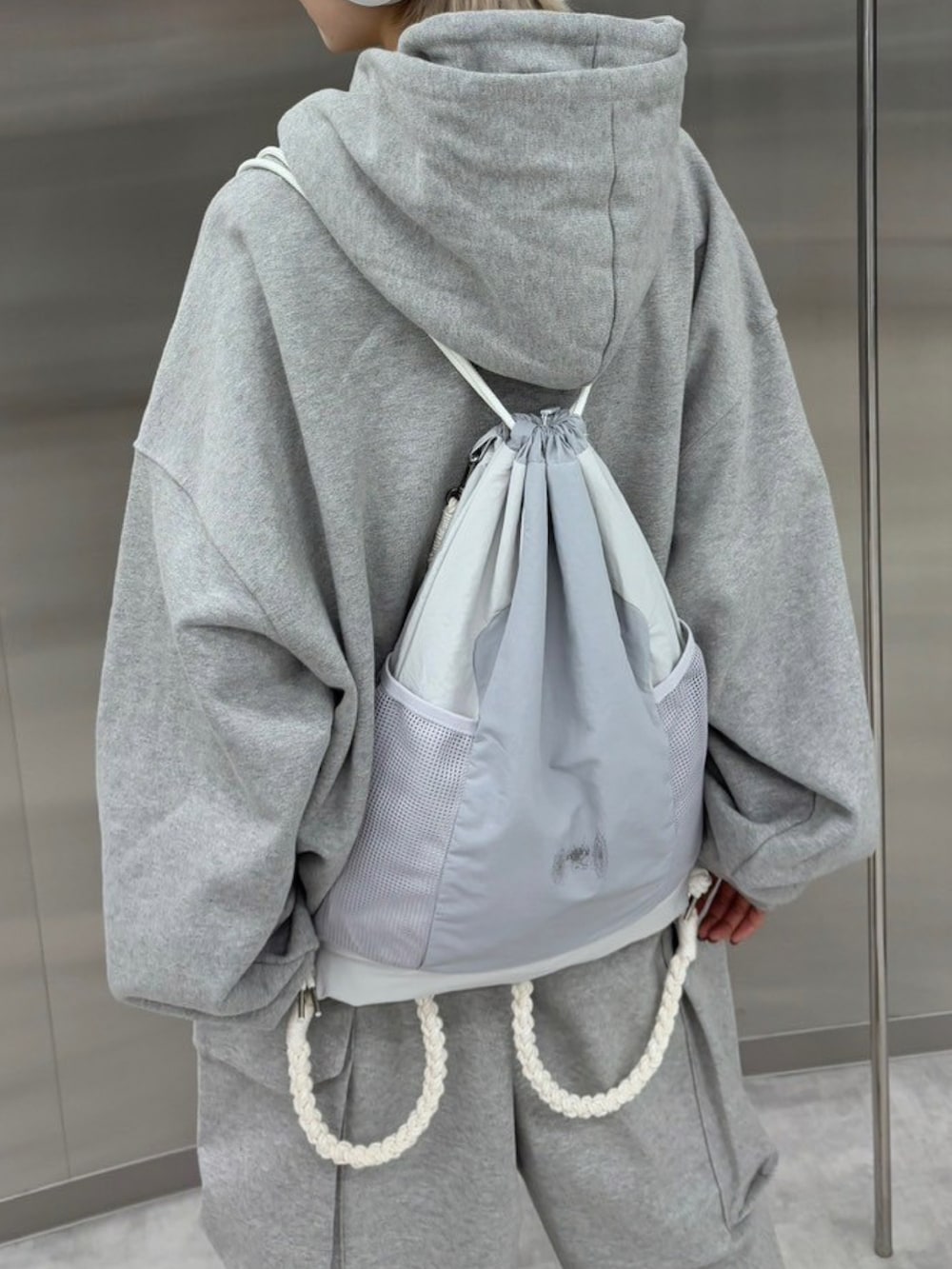 グレー系のバックパック/リュックを着用したレディースの冬コーディネートの3枚目の写真