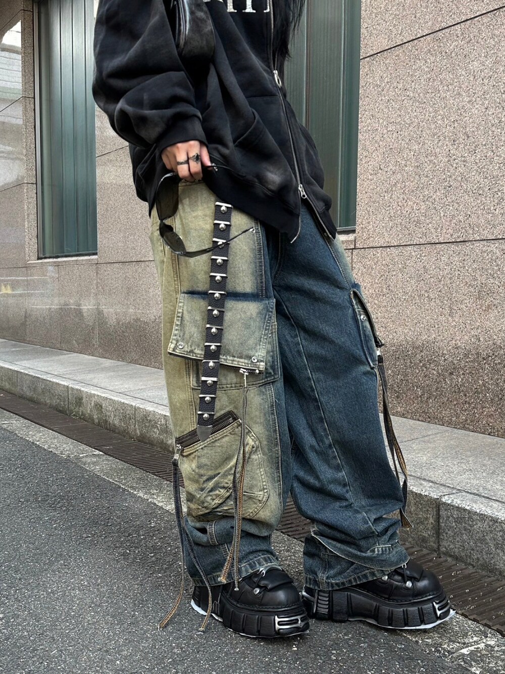 ブルー系のデニムパンツ、ブラック系のパーカー、ブラック系のショルダーバッグを着用したレディースの秋コーディネートの3枚目の写真