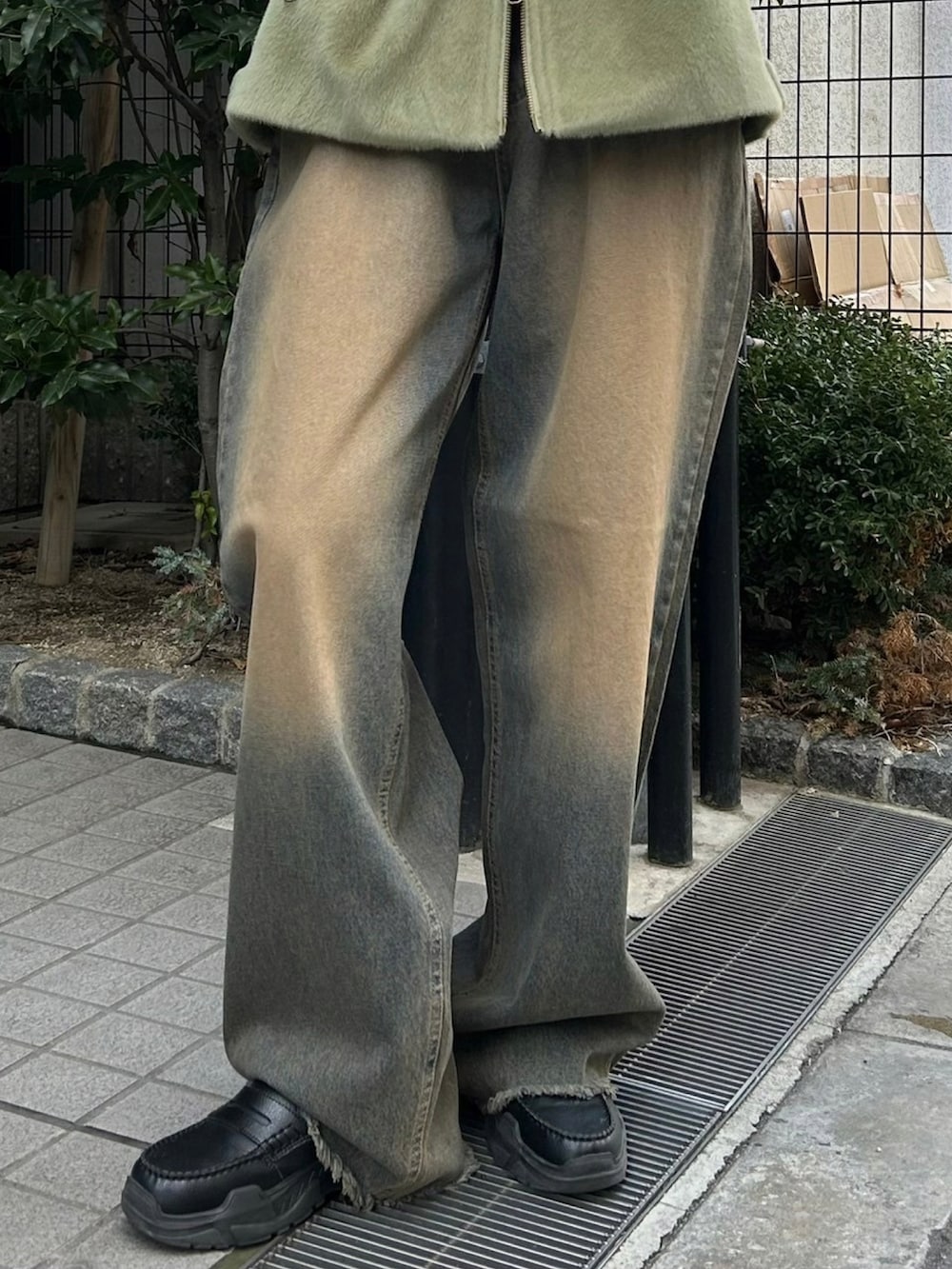 ブルー系のデニムパンツを着用したレディースの冬コーディネートの2枚目の写真