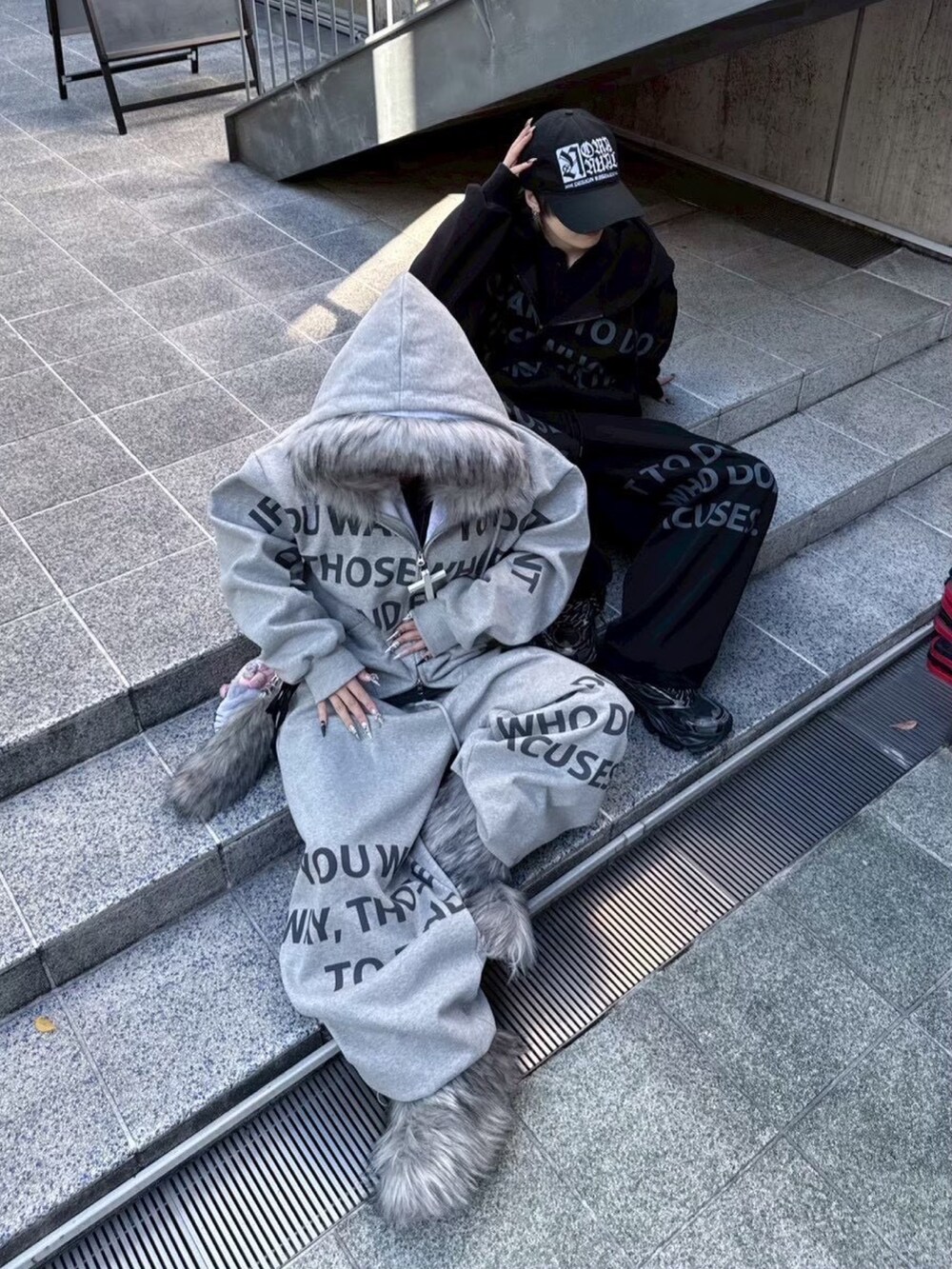 ブラック系のパーカー、グレー系のスウェットパンツ、ブラック系のスウェットパンツを着用したレディースの春コーディネートの3枚目の写真