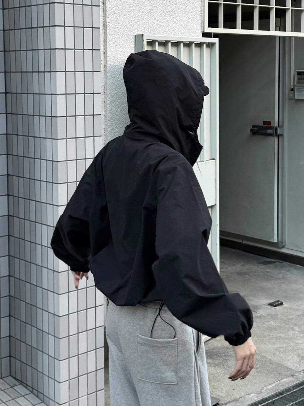 ブラック系のブルゾン、グレー系のスウェットパンツを着用したメンズの春コーディネートの4枚目の写真