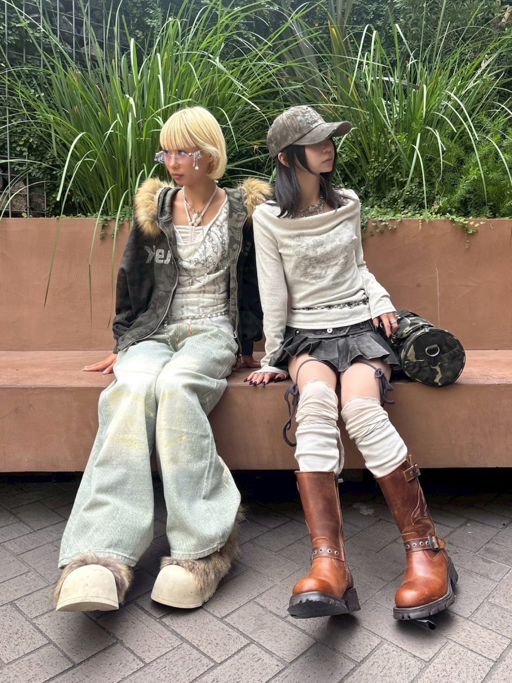 その他のパーカー、ブルー系のデニムパンツ、ベージュ系のブーツを着用したレディースの秋コーディネートの4枚目の写真