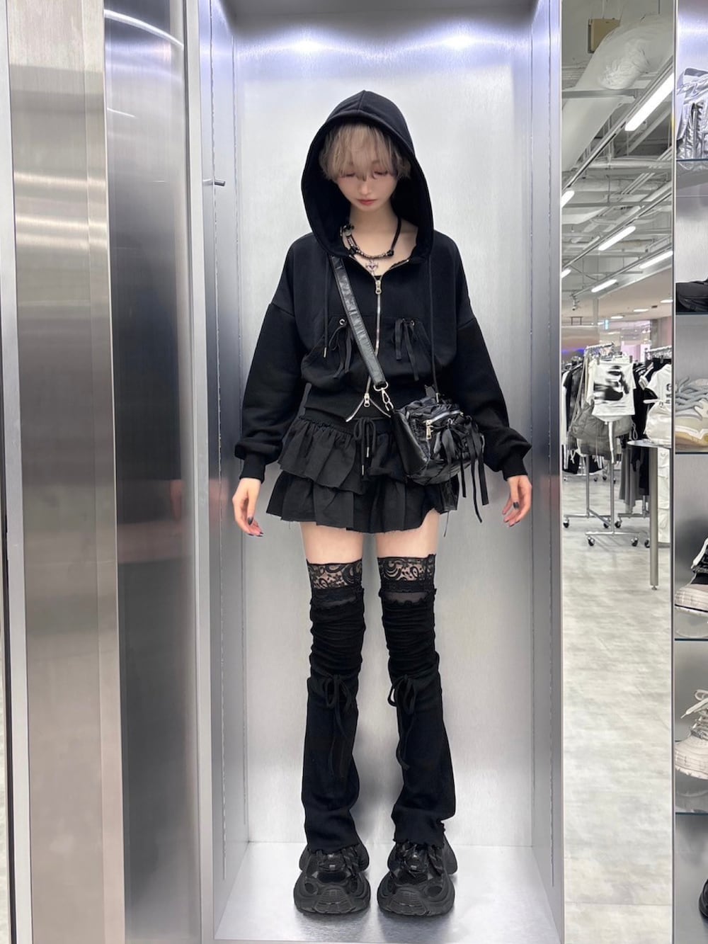「レイヤードスタイル、パーカー、レース、フレアスカート、ミニスカート、ミニバッグ、ショルダーバッグ、ブラック、オトナ女子、シンプルスタイル、今日のコーデ、お出かけコーデ、大人かわいい、デートコーデ、韓国ファッション」｜「Never mind the XU / Chikashitsu+の韓国ファッション nmtc + エヌエムティーシープラス ribbon mini 2way bag ドラムバッグ ミニバッグ ショルダーバッグ ハンドバッグ リボンバッグ カバン 韓国ストリート ストリートファッション（ショルダーバッグ、ブラック系）」を使った、Never mind the XU / Chikashitsu+さん（レディース・165cm）の秋コーディネートの2枚目の写真