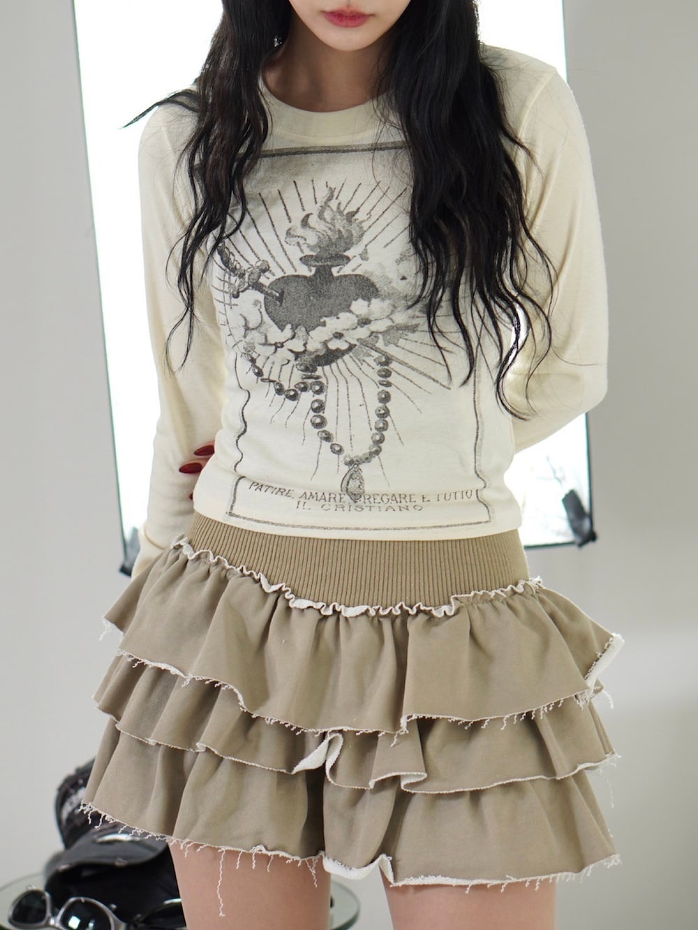 ベージュ系のTシャツ/カットソー、ベージュ系のニットキャップ/ビーニーを着用したレディースの秋コーディネートの3枚目の写真