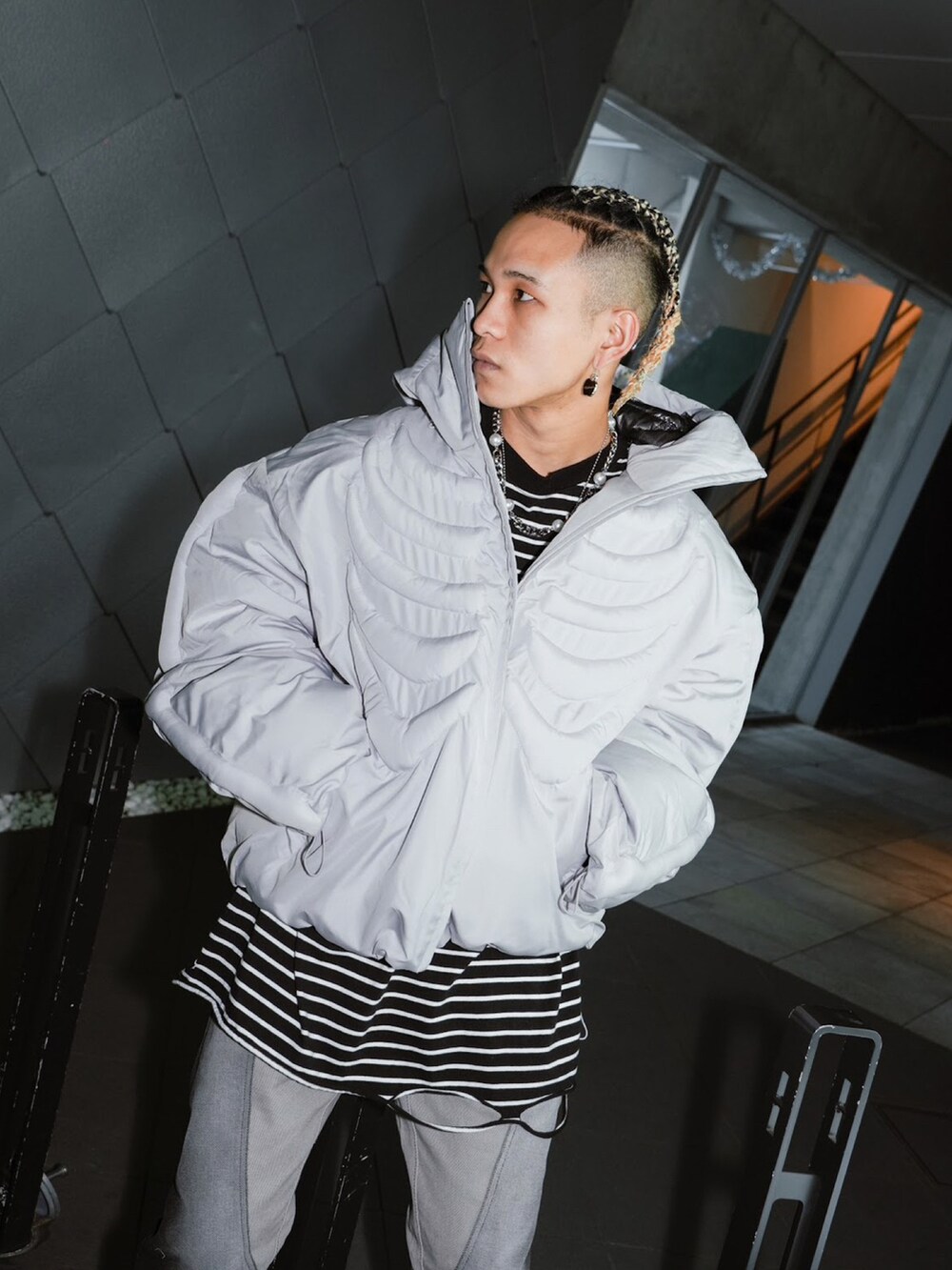 ホワイト系のTシャツ/カットソー、ブラック系のデニムパンツを着用したメンズの冬コーディネートの3枚目の写真