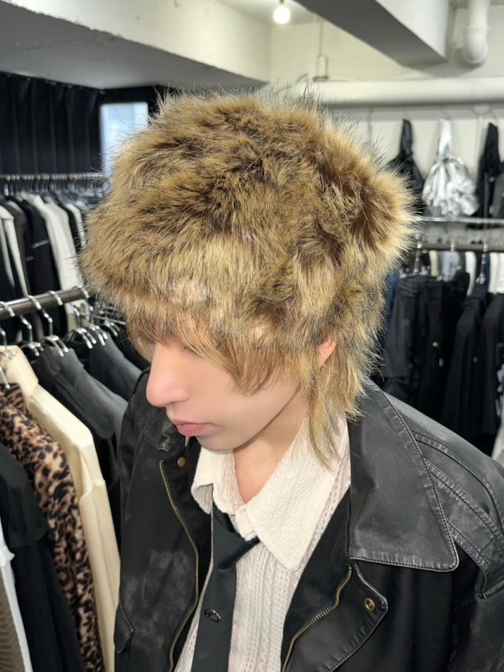 ブルー系のデニムパンツ、ブラック系のブルゾン、ブラウン系のハットを着用したメンズの秋コーディネートの5枚目の写真