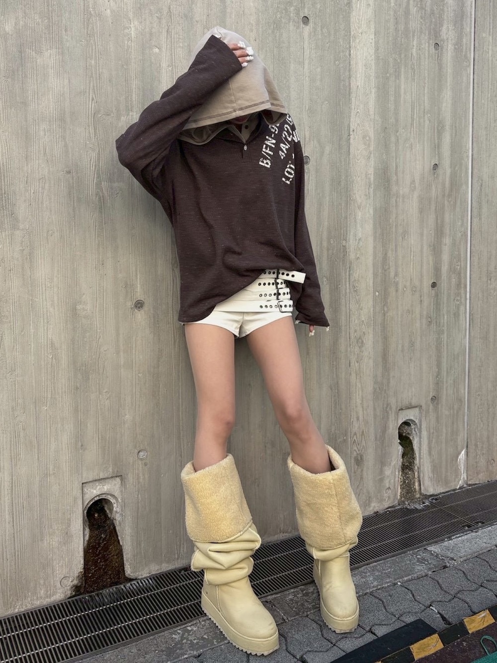 ブラウン系のTシャツ/カットソーを着用したレディースの春コーディネートの3枚目の写真