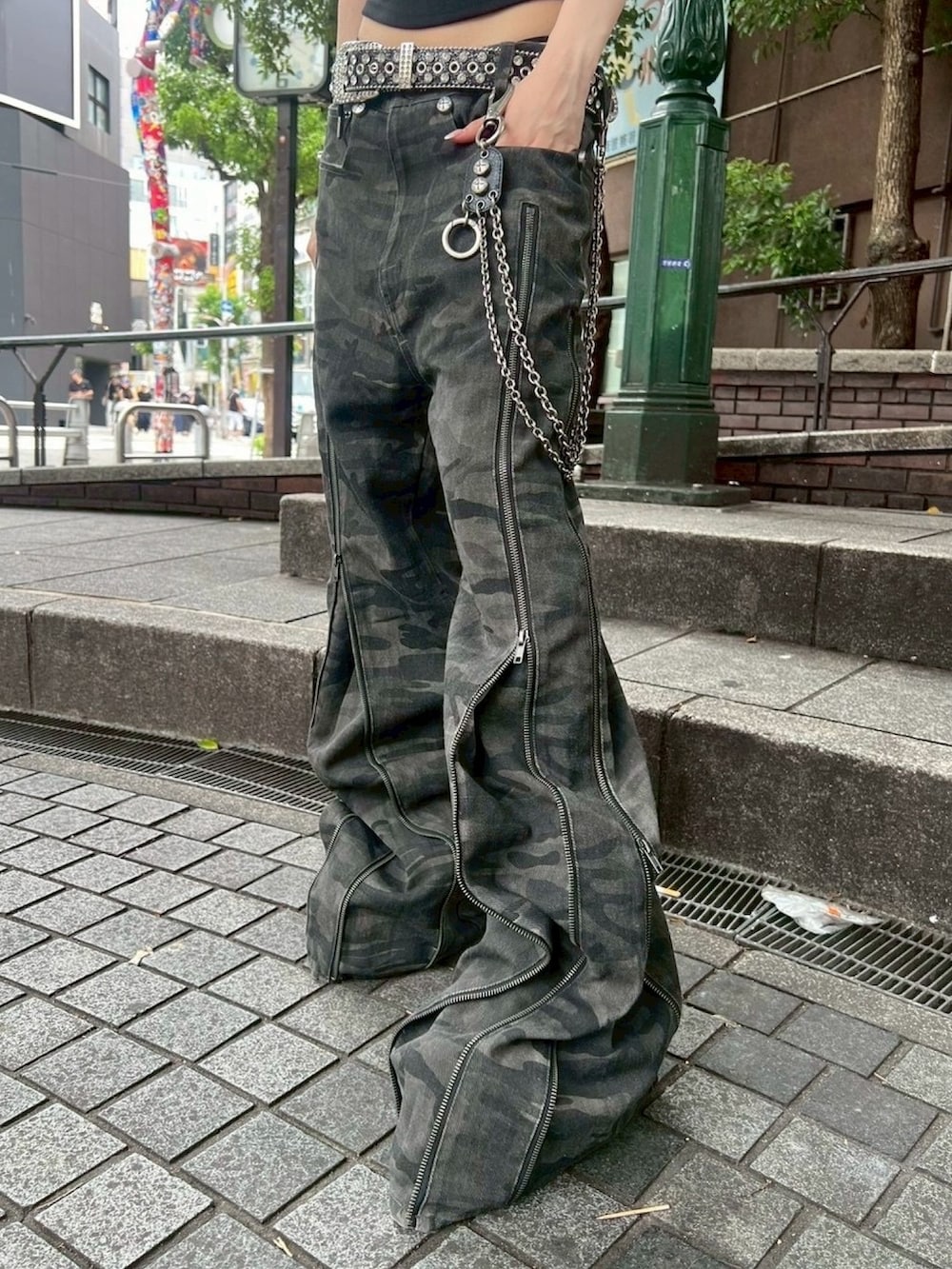 ブラック系のキャミソール、グレー系のデニムパンツ、ブラック系のキャップを着用したレディースの冬コーディネートの3枚目の写真