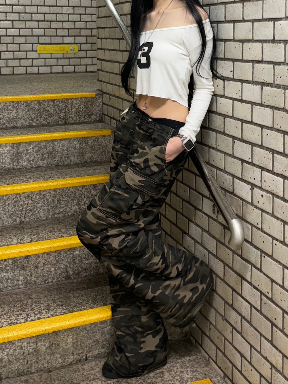「カモフラ、迷彩、カーゴパンツ、ロンT、Tシャツ、カーキ、シンプルスタイル、オトナ女子、オトナカジュアル、お出かけコーデ、今日のコーデ、秋カラー、韓国ファッション、プチプラ、スニーカー」｜「Chikashitsu +のストリートファッション Chikashitsu + OaKS チカシツプラスオークス camo cargo wide pants カモ柄カーゴパンツ ワイドカーゴパンツ 迷彩カーゴパンツ カモフラパンツ ワイドパンツ 韓国ファッション 韓国 ストリート Y2K（カーゴパンツ、グリーン系）」を使った、Never mind the XU / Chikashitsu+さん（レディース・170cm）の秋コーディネートの2枚目の写真