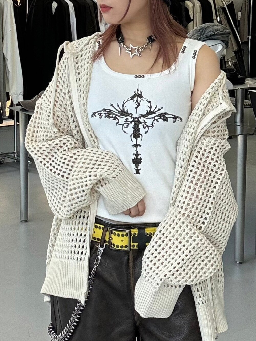 ホワイト系のパーカー、ブラック系のスニーカー、ホワイト系のタンクトップを着用したレディースの春コーディネートの2枚目の写真