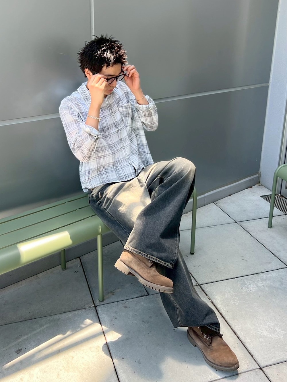 ホワイト系のシャツ/ブラウスを着用したメンズの秋コーディネートの3枚目の写真