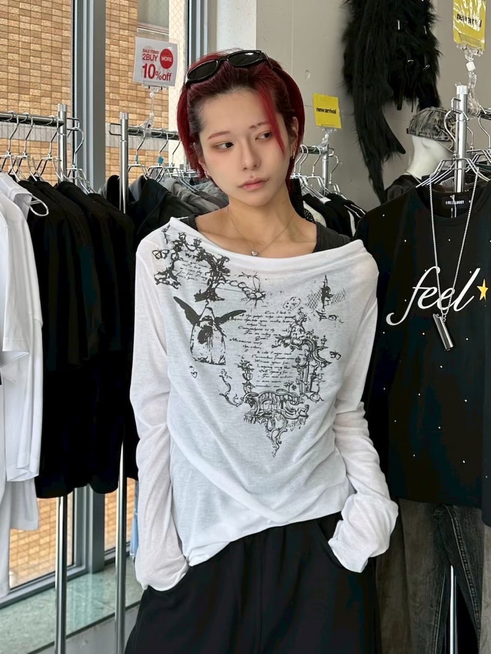 ホワイト系のTシャツ/カットソーを着用したメンズの秋コーディネートの2枚目の写真