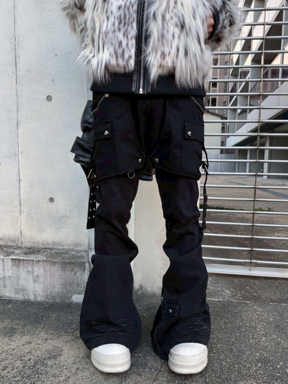 ブラック系のブルゾン、ブラック系のデニムパンツを着用したメンズの冬コーディネートの5枚目の写真