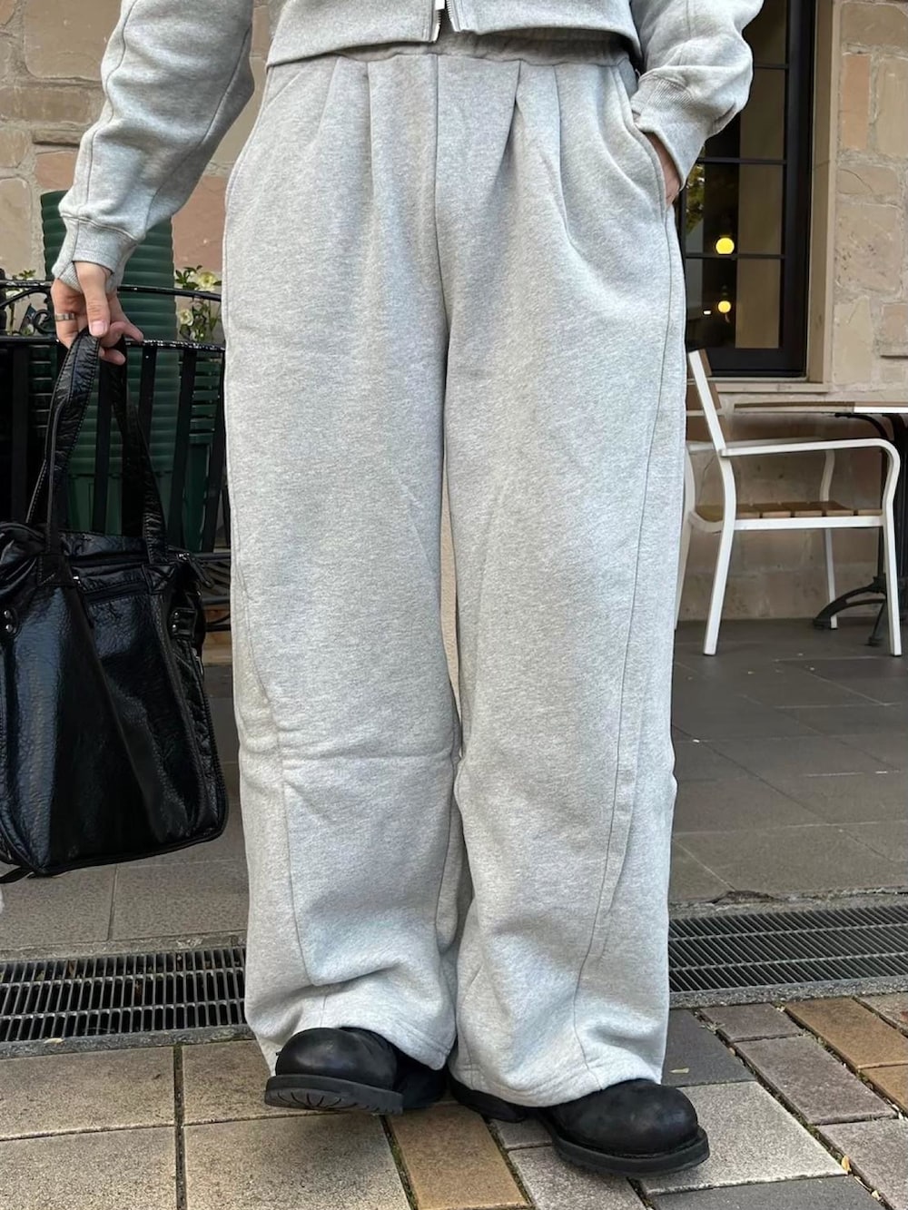 グレー系のスウェットパンツ、ベージュ系のパーカーを着用したメンズの冬コーディネートの3枚目の写真