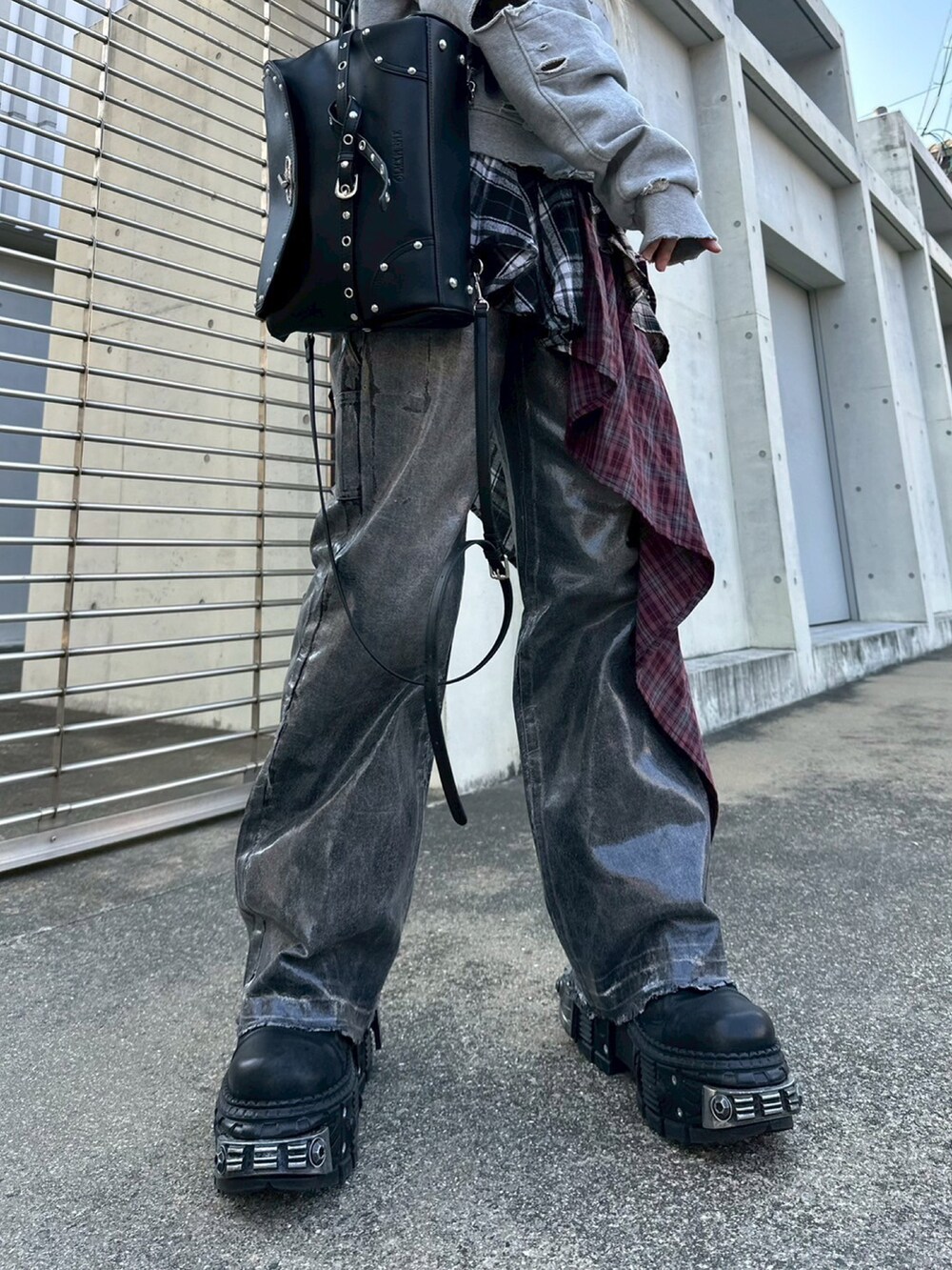その他のスカート、ブルー系のキャップを着用したレディースの夏コーディネートの5枚目の写真