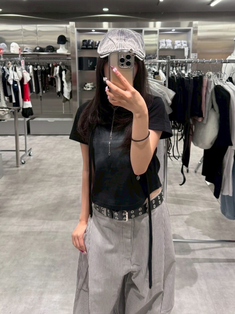 ブラック系のTシャツ/カットソー、グレー系のハンチング/ベレー帽を着用したレディースの夏コーディネートの5枚目の写真