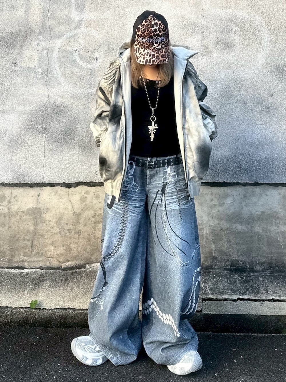 ベージュ系のブルゾンを着用したレディースの冬コーディネートの2枚目の写真