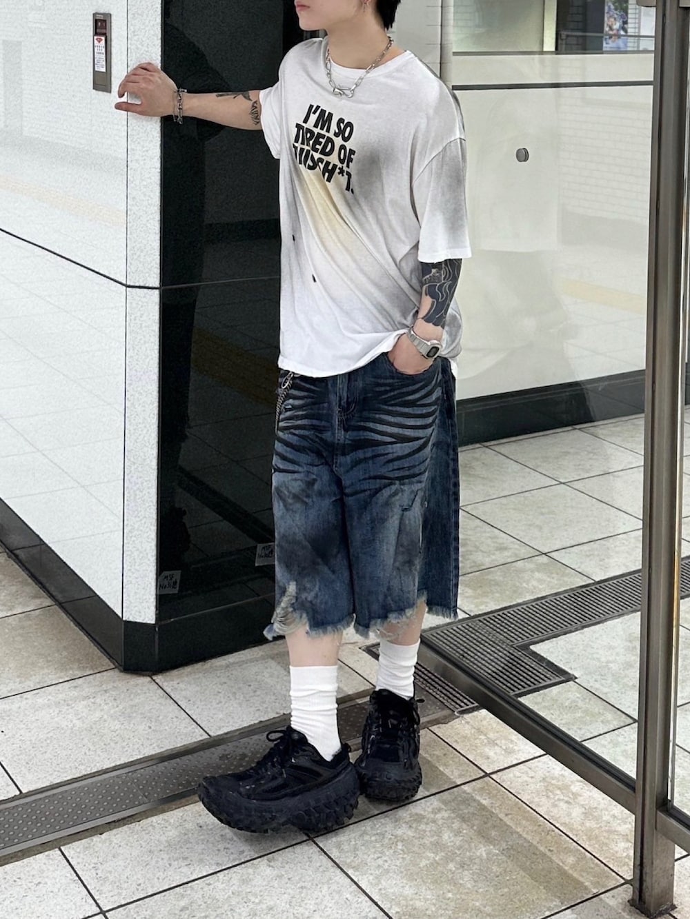 ホワイト系のTシャツ/カットソー、ブルー系のデニムパンツを着用したメンズの秋コーディネートの3枚目の写真