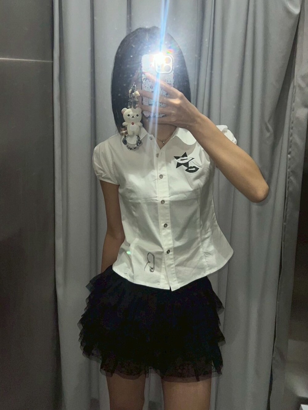 ホワイト系のシャツ/ブラウスを着用したレディースの夏コーディネートの3枚目の写真