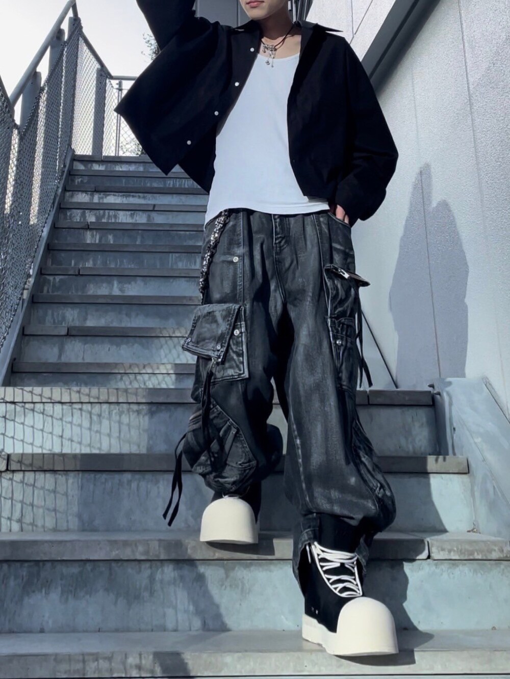 ブラック系のシャツ/ブラウス、ブラック系のデニムパンツ、ブラック系のニットキャップ/ビーニーを着用したメンズの春コーディネートの3枚目の写真