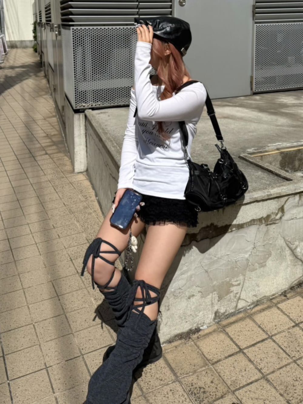 「ショルダーバッグ、ハンドバッグ、オフショル、レッグウォーマー、ショートパンツ、パンツスタイル、デートコーデ、ガーリー、y2k、韓国ファッション、ストリート、春コーデ、春夏コーデ、夏コーデ、骨格ウェーブ」|「Never mind the XU / Chikashitsu+の【nmtc +】hold shoulder logo long sleeve tee(Tシャツ/カットソー、ホワイト系)」を使った、Never mind the XU / Chikashitsu+さん(骨格ウェーブ・レディース・153cm)の春コーディネートの2枚目の写真