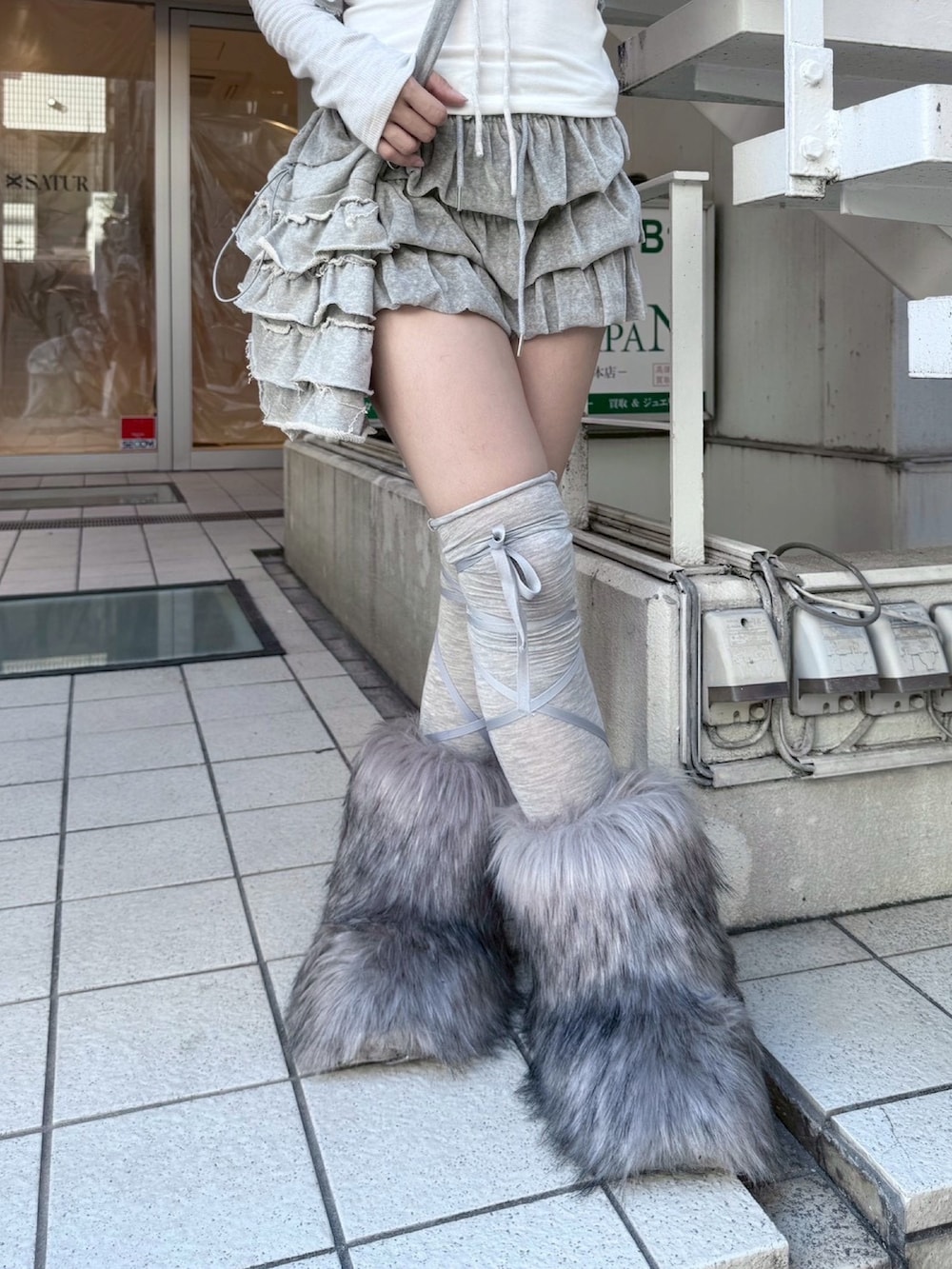 ホワイト系のカーディガン/ボレロを着用したレディースの冬コーディネートの4枚目の写真