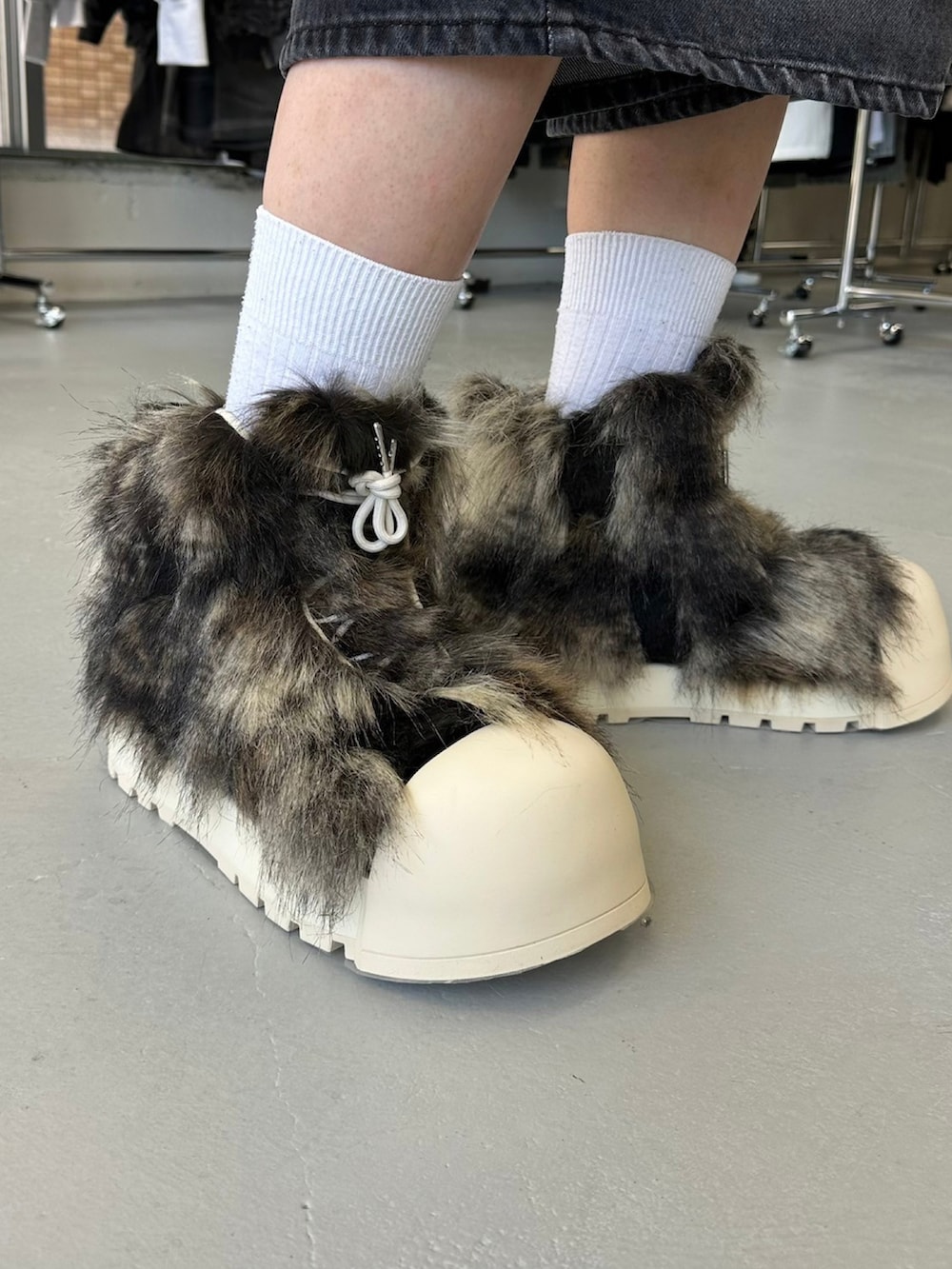 グレー系のパーカー、ブラック系のブーツを着用したメンズの秋コーディネートの5枚目の写真